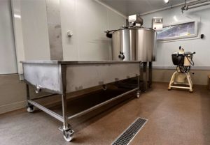 Création d'une chambre froide panneaux sandwich, modification de conduites à lait, livraison d'une cuve P650 avec bac de moulage.Kämpf fournitures laitières Sàrl