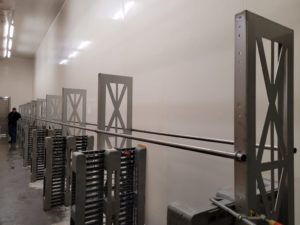 Construction et installation de rayonnage à fromage en inox Kämpf fournitures laitières Sàrl