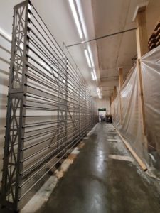 Construction et installation de rayonnage à fromage en inox Kämpf fournitures laitières Sàrl